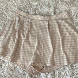 beige & white plaid skort